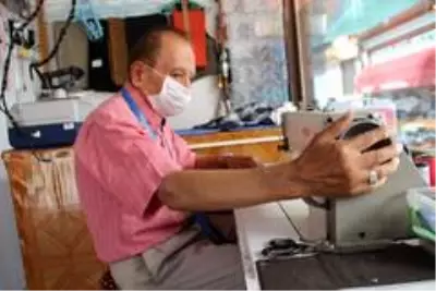 75 yaşındaki terzi Yücel ustanın meslek aşkı hayran bırakıyor 75 yaşındaki terzi Yücel ustanın meslek aşkı hayran bırakıyor