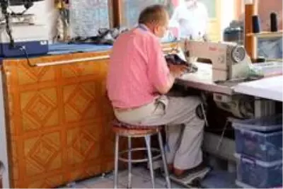 75 yaşındaki terzi Yücel ustanın meslek aşkı hayran bırakıyor 75 yaşındaki terzi Yücel ustanın meslek aşkı hayran bırakıyor