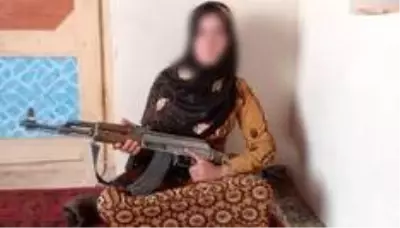 Ailesini korumak için kalaşnikofa sarılan 15 yaşındaki Afgan kız çocuğu kahraman mı kurban mı? Ailesini korumak için kalaşnikofa sarılan 15 yaşındaki Afgan kız çocuğu kahraman mı kurban mı?