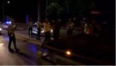 Yakıtı biten 'sahte gazeteci' yolu trafiğe kapattı, polise zor anlar yaşattı Yakıtı biten 'sahte gazeteci' yolu trafiğe kapattı, polise zor anlar yaşattı