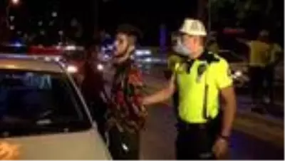 Yakıtı biten 'sahte gazeteci' yolu trafiğe kapattı, polise zor anlar yaşattı Yakıtı biten 'sahte gazeteci' yolu trafiğe kapattı, polise zor anlar yaşattı