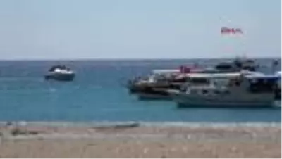 ANTALYA Rüzgardan kaçan turistik tekneler koya yanaştı ANTALYA Rüzgardan kaçan turistik tekneler koya yanaştı