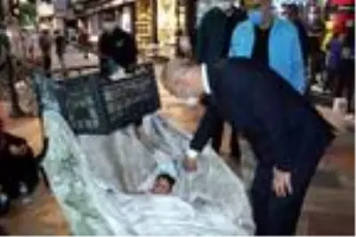 Vali, atık toplarken gördüğü aile için aracını durdurup talimat verdi: Her türlü ihtiyacını karşılayın Vali, atık toplarken gördüğü aile için aracını durdurup talimat verdi: Her türlü ihtiyacını karşılayın