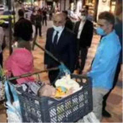 Vali, atık toplarken gördüğü aile için aracını durdurup talimat verdi: Her türlü ihtiyacını karşılayın Vali, atık toplarken gördüğü aile için aracını durdurup talimat verdi: Her türlü ihtiyacını karşılayın