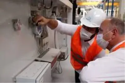 Başkan Özlü, cam fabrikasında incelemelerde bulundu Başkan Özlü, cam fabrikasında incelemelerde bulundu