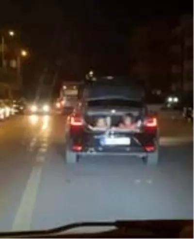 Son dakika haberleri | Çocukların otomobil bagajında tehlikeli yolculuğu Son dakika haberleri | Çocukların otomobil bagajında tehlikeli yolculuğu