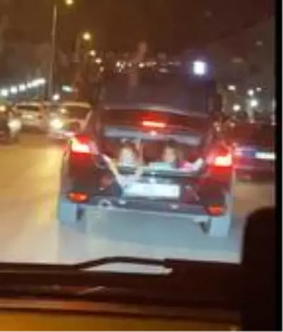 Son dakika haberleri | Çocukların otomobil bagajında tehlikeli yolculuğu Son dakika haberleri | Çocukların otomobil bagajında tehlikeli yolculuğu