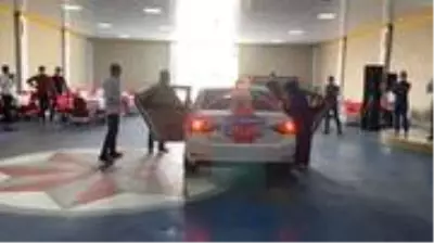 Damat gelini araçla dans pistine kadar getirdi Damat gelini araçla dans pistine kadar getirdi