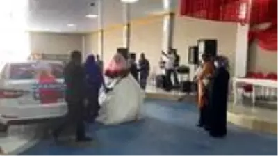 Damat gelini araçla dans pistine kadar getirdi Damat gelini araçla dans pistine kadar getirdi