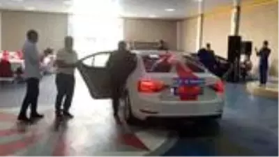 Damat gelini araçla dans pistine kadar getirdi Damat gelini araçla dans pistine kadar getirdi
