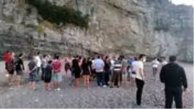 Serinlemek için denize giren 8 kişiyi dalgalar kayalıklara sürükledi, jandarma dronlarla aramaya çıktı Serinlemek için denize giren 8 kişiyi dalgalar kayalıklara sürükledi, jandarma dronlarla aramaya çıktı