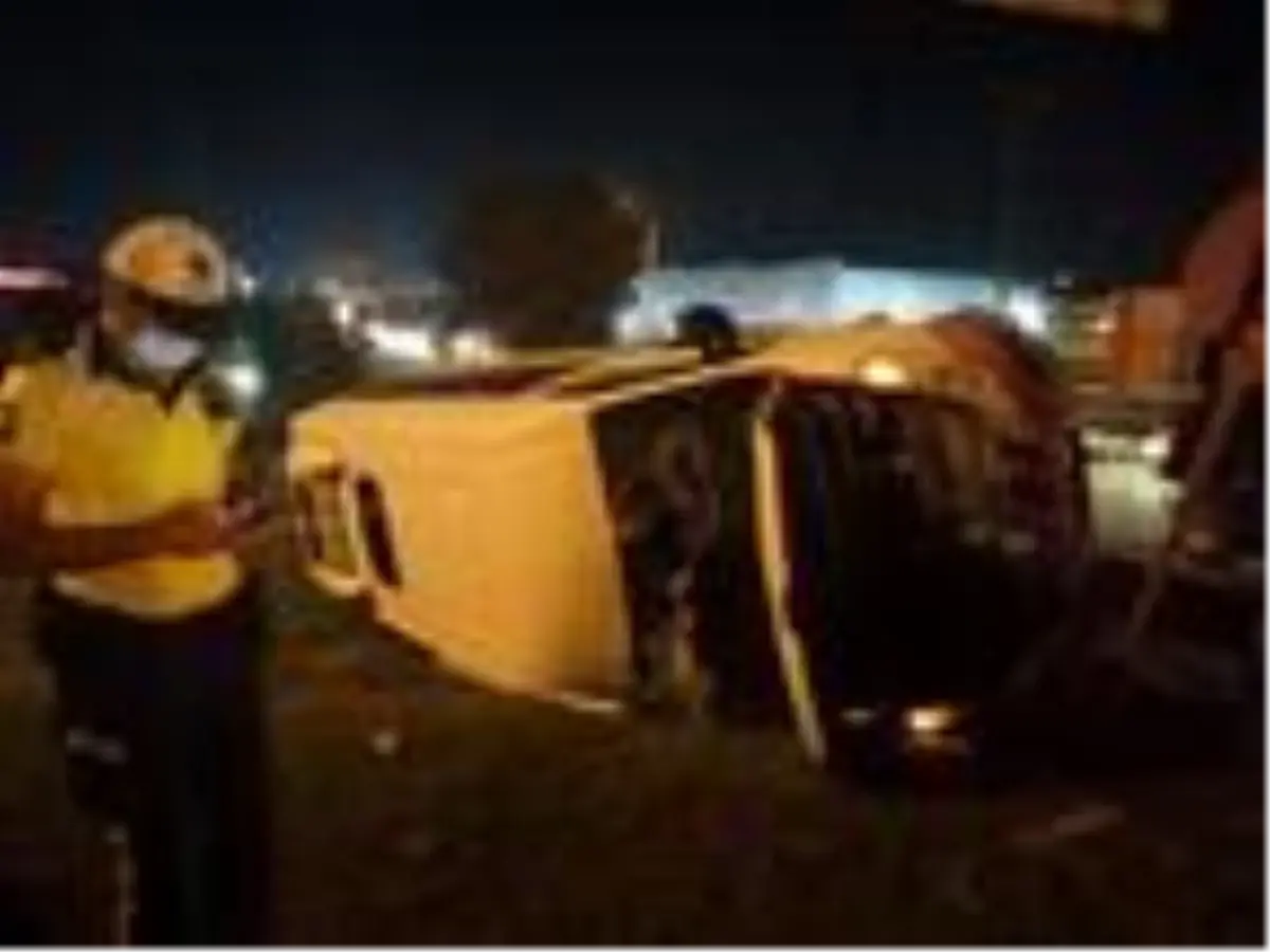 Devrilen servis minibüsündeki 6 kişi yaralandı