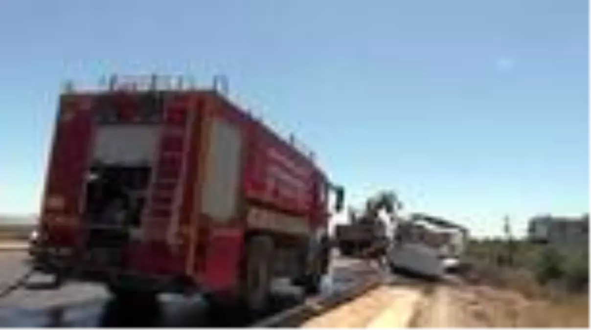 Son dakika haber... Devrilen üzüm yüklü kamyonet ulaşımı aksattı