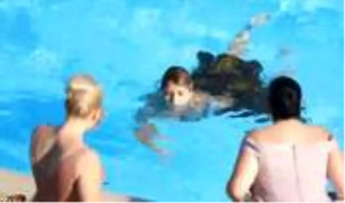 Doya Doya Moda'da gergin anlar! Rakibini havuza attı