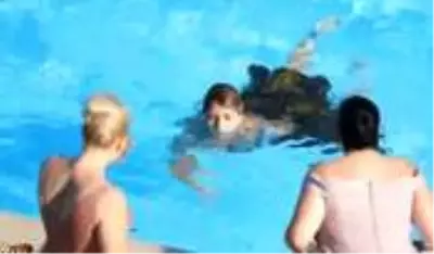 Doya Doya Moda'da gergin anlar! Rakibini havuza attı Doya Doya Moda'da gergin anlar! Rakibini havuza attı