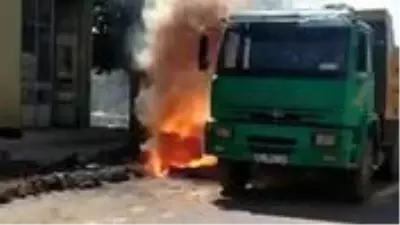 Ekiplerin çalışma sırasında elektrik kabloları bomba gibi patladı Ekiplerin çalışma sırasında elektrik kabloları bomba gibi patladı