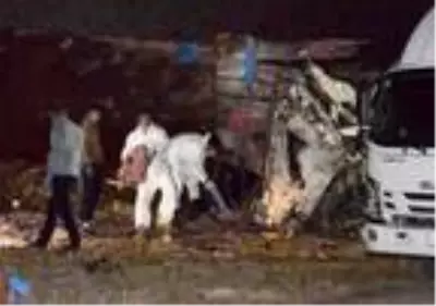 Son dakika haber: Erzurum'da 14 ton patlayıcı yüklü kamyon yola devrildi: 2 ölü Son dakika haber: Erzurum'da 14 ton patlayıcı yüklü kamyon yola devrildi: 2 ölü