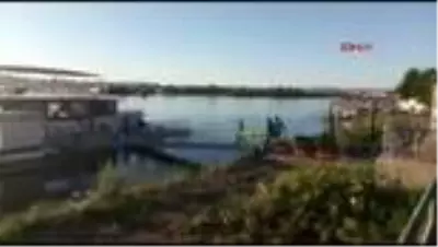 Fırat nehrine düşen kızını kurtarmaya çalışırken boğuldu Fırat nehrine düşen kızını kurtarmaya çalışırken boğuldu