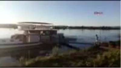 Fırat nehrine düşen kızını kurtarmaya çalışırken boğuldu Fırat nehrine düşen kızını kurtarmaya çalışırken boğuldu