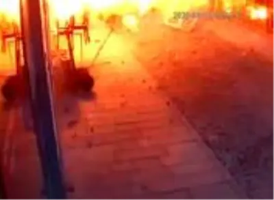 Lokantada meydana gelen korkunç patlama kamerada! Alevler içinde kalan adamın üzerine tabaklar yapıştı Lokantada meydana gelen korkunç patlama kamerada! Alevler içinde kalan adamın üzerine tabaklar yapıştı