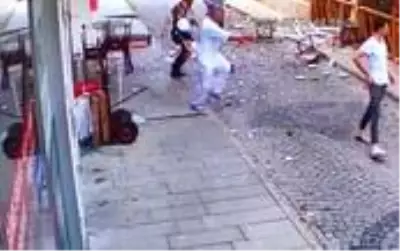 Lokantada meydana gelen korkunç patlama kamerada! Alevler içinde kalan adamın üzerine tabaklar yapıştı Lokantada meydana gelen korkunç patlama kamerada! Alevler içinde kalan adamın üzerine tabaklar yapıştı
