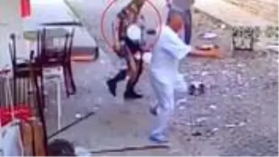 Lokantada meydana gelen korkunç patlama kamerada! Alevler içinde kalan adamın üzerine tabaklar yapıştı Lokantada meydana gelen korkunç patlama kamerada! Alevler içinde kalan adamın üzerine tabaklar yapıştı