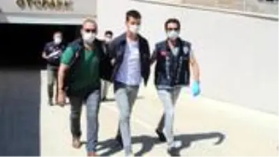 Otomobilinin bagajında ölü bulunan emlakçının katil zanlıları, anahtarı bulmayınca cansız bedenin yerini değiştirememişler Otomobilinin bagajında ölü bulunan emlakçının katil zanlıları, anahtarı bulmayınca cansız bedenin yerini değiştirememişler