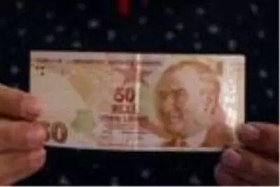 Hatalı basım 50 lirayı koleksiyonculara satmak isteyen esnaf, teklifleri bekliyor Hatalı basım 50 lirayı koleksiyonculara satmak isteyen esnaf, teklifleri bekliyor