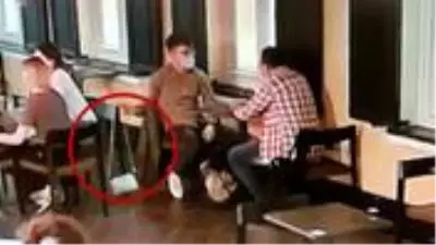 Hırsızın rahat tavırları yok artık dedirtti! Yan masadaki çantayı çaldığı anlar kamerada Hırsızın rahat tavırları yok artık dedirtti! Yan masadaki çantayı çaldığı anlar kamerada