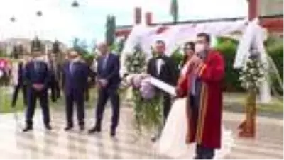 İçişleri Bakanı Soylu, iki çiftin nikah şahitliğini yaptı İçişleri Bakanı Soylu, iki çiftin nikah şahitliğini yaptı