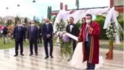 İçişleri Bakanı Soylu, iki çiftin nikah şahitliğini yaptı İçişleri Bakanı Soylu, iki çiftin nikah şahitliğini yaptı