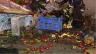 İstanbul'da kamyonet ile otomobil çarpıştı: 5 yaralı İstanbul'da kamyonet ile otomobil çarpıştı: 5 yaralı