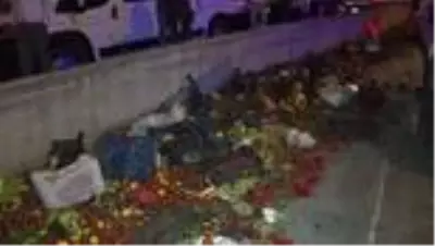 İstanbul'da kamyonet ile otomobil çarpıştı: 5 yaralı İstanbul'da kamyonet ile otomobil çarpıştı: 5 yaralı