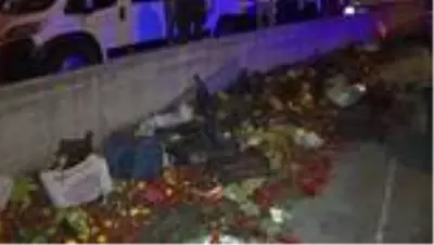 İstanbul'da kamyonet ile otomobil çarpıştı: 5 yaralı İstanbul'da kamyonet ile otomobil çarpıştı: 5 yaralı