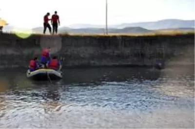 Son dakika! Kars Çayı'nda kaybolan çocuklar için Van'dan dalgıç ekip yola çıktı Son dakika! Kars Çayı'nda kaybolan çocuklar için Van'dan dalgıç ekip yola çıktı