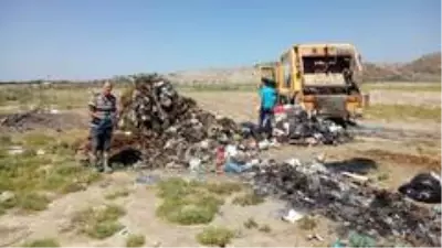 Dikkatsizliklerinin bedelini, kaybolan paraları çöp kamyonunda arayarak ödediler Dikkatsizliklerinin bedelini, kaybolan paraları çöp kamyonunda arayarak ödediler