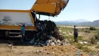 Dikkatsizliklerinin bedelini, kaybolan paraları çöp kamyonunda arayarak ödediler Dikkatsizliklerinin bedelini, kaybolan paraları çöp kamyonunda arayarak ödediler