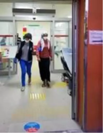 Kayınbiraderinin aracından 83 bin lira çalan yenge kamerada tespit edildi Kayınbiraderinin aracından 83 bin lira çalan yenge kamerada tespit edildi