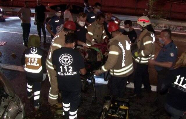 Kaza sonrası olay yerine gelen bekçinin bayrak hassasiyeti görenleri duygulandırdı Kaza sonrası olay yerine gelen bekçinin bayrak hassasiyeti görenleri duygulandırdı