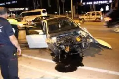 Kocaeli'de otomobil bariyerlere çarptı: 1 yaralı Kocaeli'de otomobil bariyerlere çarptı: 1 yaralı