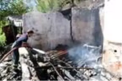 Son Dakika | Kömürlükte çıkan yangında 1 dönüm ormanlık alan zarar gördü Son Dakika | Kömürlükte çıkan yangında 1 dönüm ormanlık alan zarar gördü