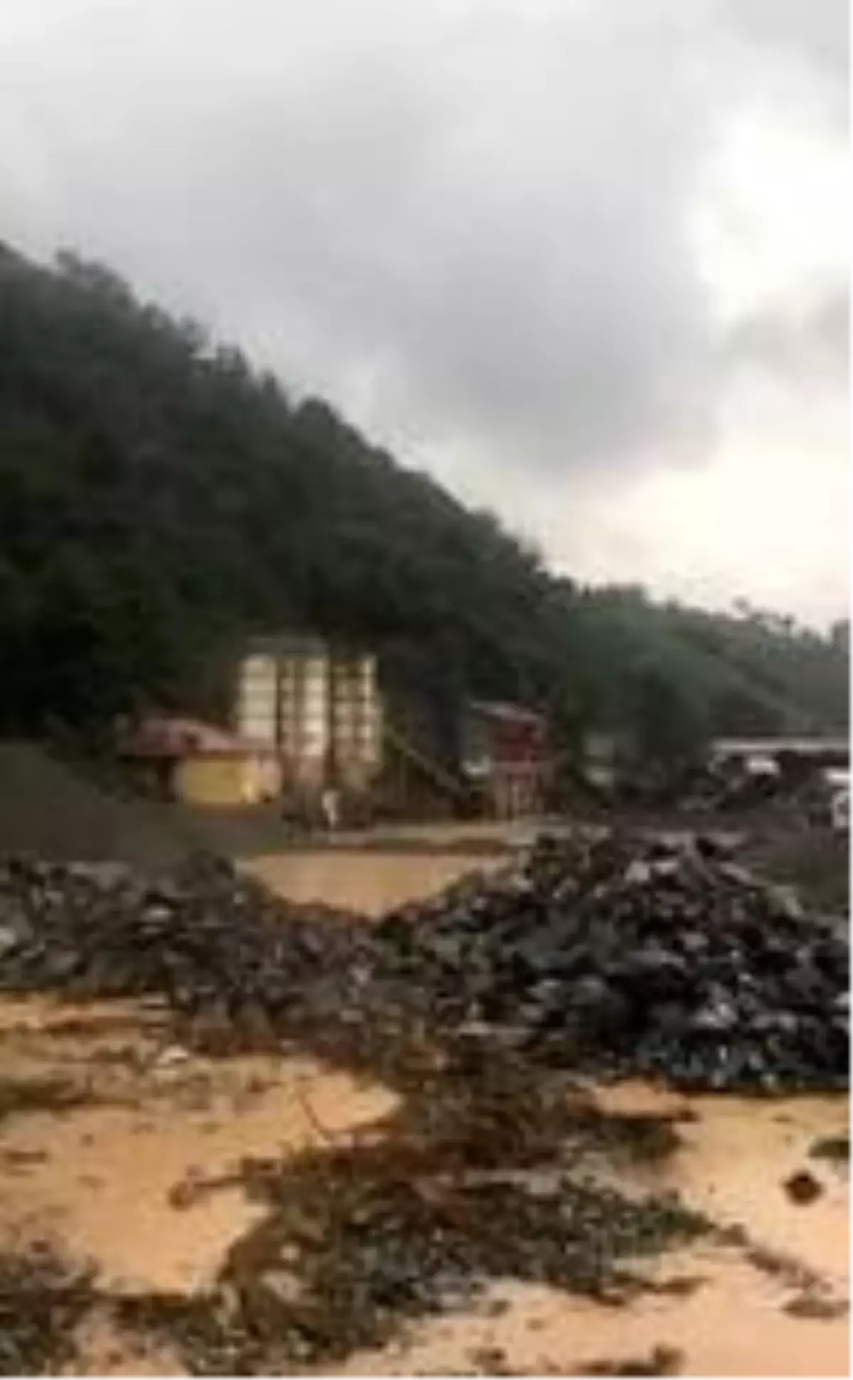 Son dakika haberleri! Of'ta sel ve heyelanın hasarı, gün ağarınca ortaya çıktı (2)