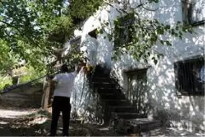 Tek başına yaşayan yaşlı adamdan 2 aydır haber alamayan akrabası, evine gidince cansız bedenle karşılaştı Tek başına yaşayan yaşlı adamdan 2 aydır haber alamayan akrabası, evine gidince cansız bedenle karşılaştı