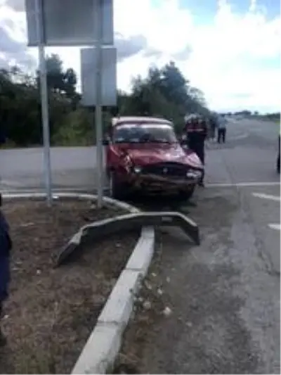 Otomobil ile motosiklet çarpıştı: 2 yaralı Otomobil ile motosiklet çarpıştı: 2 yaralı