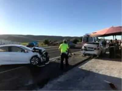 Otoyolda iki otomobil çarpıştı: 5 yaralı Otoyolda iki otomobil çarpıştı: 5 yaralı