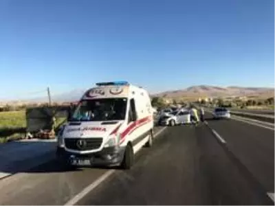 Otoyolda iki otomobil çarpıştı: 5 yaralı