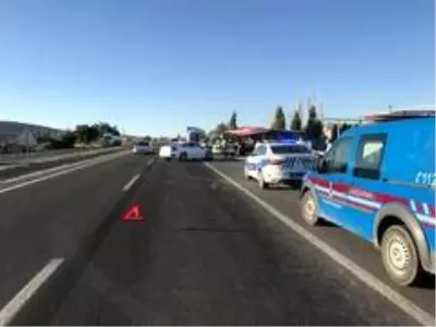 Otoyolda iki otomobil çarpıştı: 5 yaralı