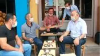 Sosyal mesafeyi korumak için çayı sopa yardımıyla dağıtan adam, meşhur oldu Sosyal mesafeyi korumak için çayı sopa yardımıyla dağıtan adam, meşhur oldu