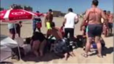 Husumetli olduğu komşusuyla plajda karşılaşan şahıs, aynı aileden 3 kişiyi bıçakla yaraladı Husumetli olduğu komşusuyla plajda karşılaşan şahıs, aynı aileden 3 kişiyi bıçakla yaraladı