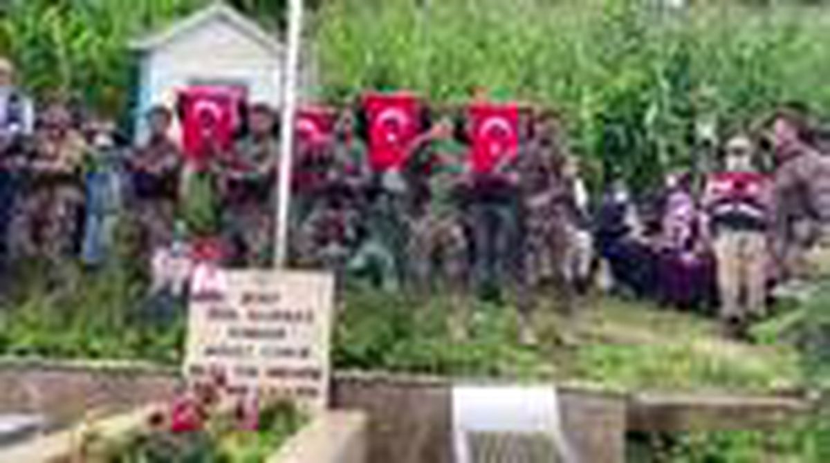 Son dakika haber... Şehit komiser Ahmet Çamur, kabri başında anıldı